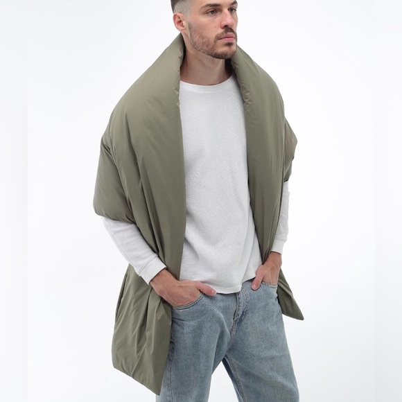 FABLETICS NWT Unisex Smoke Green Large Pockets Lightweight Nylon Puffer Scarf - Picture 2 of 16